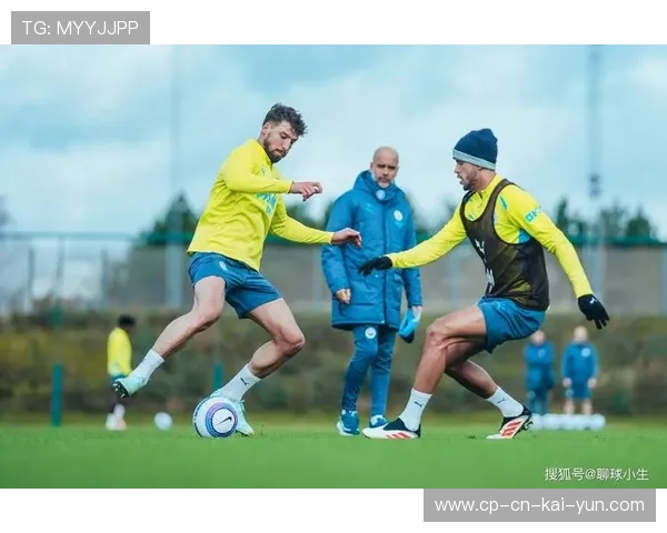 球星在训练营练习连续短传后的冲刺插上，形成进攻链条